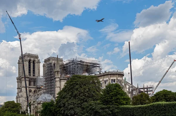 Französische Militärflugzeuge fliegen über Notre Dame de Paris — Stockfoto