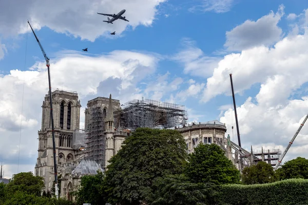 French military aircrafts flying over Notre Dame de Paris — Stock Photo, Image