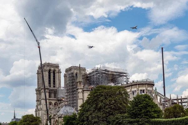 French military aircrafts flying over Notre Dame de Paris — Stock Photo, Image