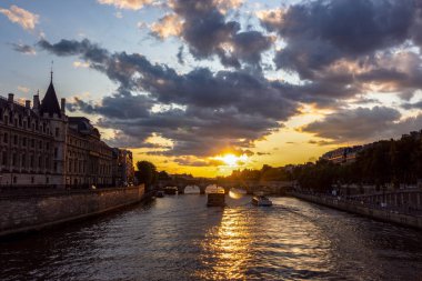 Conciergerie üzerinde gün batımı - Paris, Fransa