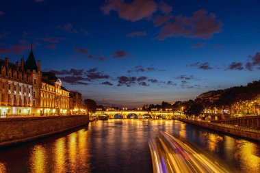 Gece Işıklı Conciergerie - Paris, Fransa