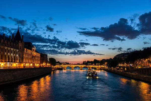 Verlichte Conciergerie 's nachts-Parijs, Frankrijk — Stockfoto