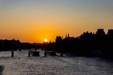 Gün batımında Pont des arts - Paris, Fransa