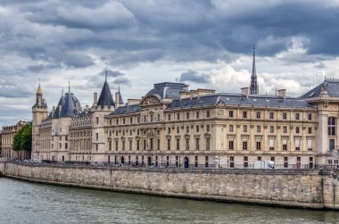 Paris'te ile de la Cite üzerinde Conciergerie, Fransa