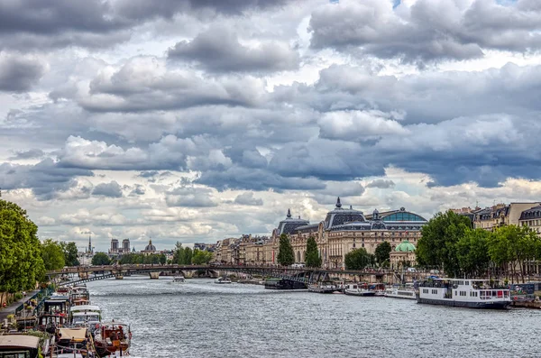 Musee dOrsay in una giornata nuvolosa - Parigi, Francia — Foto Stock