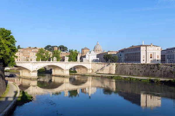 Emanuele Ii köprüsü ve St. Peters Bazilikası - Roma, İtalya