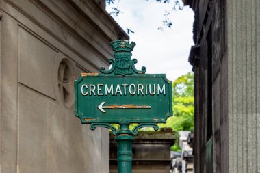 Pere Lachaise Mezarlığı'nda krematoryum tabelası - Paris, Fransa