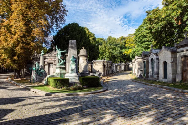 Pere Lachaise Mezarlığı'ndaki mezarlar - Paris, Fransa