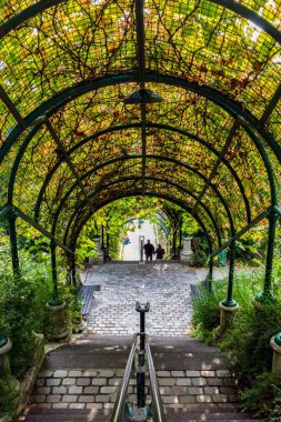 Paris, Fransa 'daki Belleville parkındaki merdivenler.