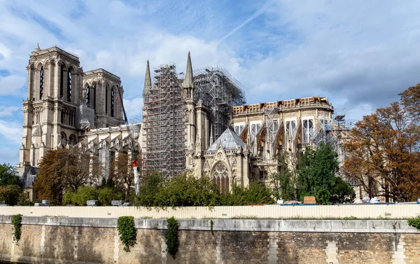 重建中的巴黎圣母院 — 图库照片