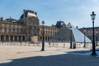Paris, Fransa - 26 Mayıs 2020: Louvre Müzesi Coronavirüs salgınının yayılmasını önlemek için kapatıldı.