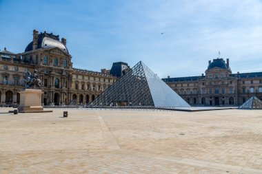 Paris, Fransa - 26 Mayıs 2020: Louvre Müzesi Coronavirus salgını sırasında kapandı.