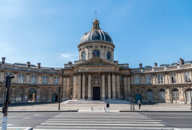 Paris, Fransa: Institut de France cephesi. Fransisken Akademisi de dahil olmak üzere beş akademiyi gruplayan bir Fransız öğrenim cemiyeti..