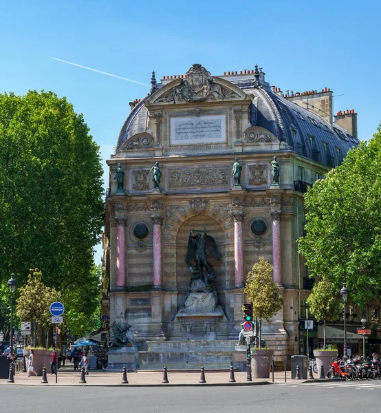 フランス 2020年5月26日 フランス パリのPlace Saint Michelleでサンミシェル噴水 1858年から1860年にかけてフランス第二帝政中に建築家ガブリエル ドヴィウによって建設された — ストック写真