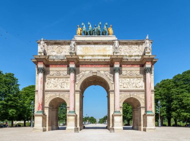Arka planda Luxor dibelisk ve ark de triomphe ile birlikte terk edilmiş Zafer Yayı - Paris, Fransa