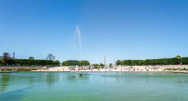 Paris, Fransa - Haziran 01 2020: Arka planda Luxor Obelisk ve Arc de Triomphe ile birlikte Jardin des Tuileries 'deki Octagonal Havzası üzerinde panoramik