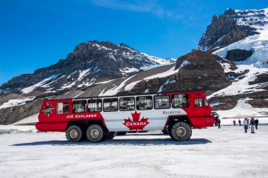 Ice Explorer, turistleri Batı Kanada 'daki Kolombiya buz sahalarına götürüyor.