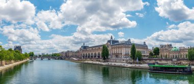 Paris, Fransa - 15 Haziran 2020: Paris, Orsay Müzesi, Hotel de Salm ve Seine nehri ile Notre Dame ve Institut de France in the Background - Paris, Fransa