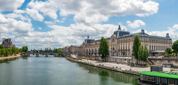 法国巴黎 2020年6月15日 法国巴黎圣母院和法兰西研究所背景下的奥赛博物馆 皇家桥和塞纳河全景 法国巴黎 — 图库照片