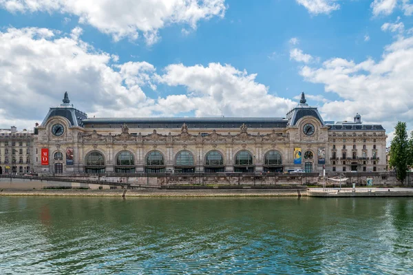 Paris, Fransa - 15 Haziran 2020: Orsay Müzesi ve Seine Nehri - Paris, Fransa