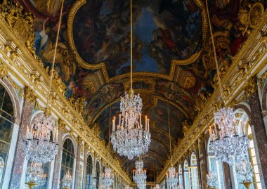 Versailles, Fransa - Temmuz 07 2020: Versailles Sarayı 'nda Aynalar Salonu' nun Tavanı (Galerie des glaces)