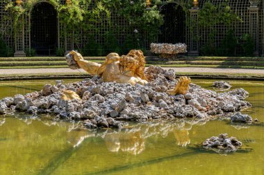 Versailles, Fransa - Temmuz 07 2020: Versay Şatosu 'nun ünlü bahçelerindeki Enceladus çeşmesi.