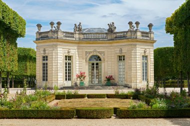 Versailles, Fransa - 02 Ağustos 2020: Marie-Antoinette Estate 'teki Petit Trianon' da Fransız Pavyonu ve Fransız Bahçesi.