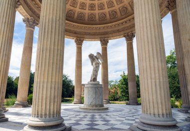 Versailles, Fransa - 02 Ağustos 2020: Versailles Sarayı, Marie-Antoinette 'in Malikanesi - Merkezi Cupidon heykeliyle aşk tapınağının geniş açı görüntüsü