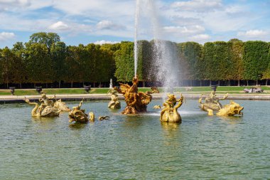 Versailles, Fransa - 02 Ağustos 2020 Versailles Bahçelerindeki Ejderha Çeşmesi. Arka planda kimliği belirsiz ziyaretçiler.