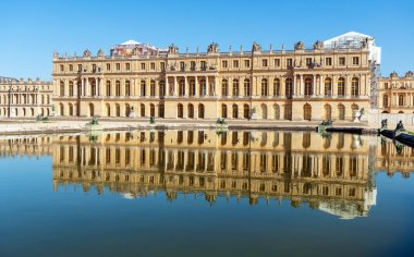 Versailles, Fransa - 22 Eylül 2020: Versailles saray parkı cephesinin yansıması.