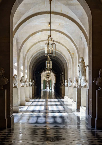 Versailles France July 2020 Arched Corridor Мармуровими Статуями Версальському Палаці — стокове фото