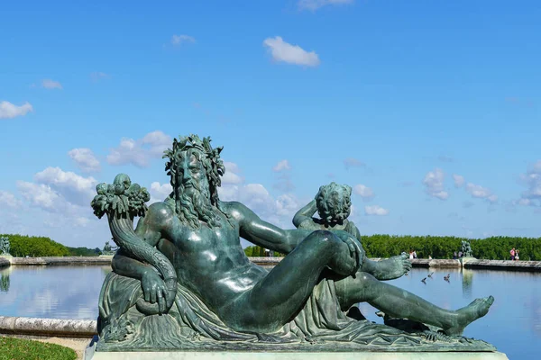 2020年7月7日フランス ヴェルサイユ宮殿庭園内の彫像 ブロンズ像宮殿本館前の南池 水の塔 にあるラ ロワール — ストック写真