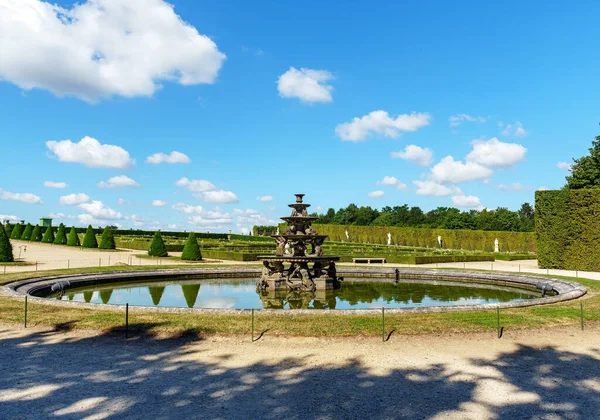 Versailles Frankreich Juli 2020 Der Pyramidenbrunnen Von Bildhauer Francois Girardon — Stockfoto