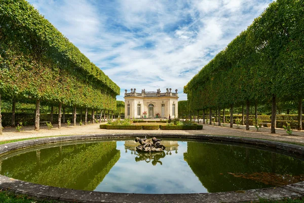 베르사유 프랑스 2020 프랑스 파빌리온과 프랑스 정원이 베르사유의 연못과 — 스톡 사진