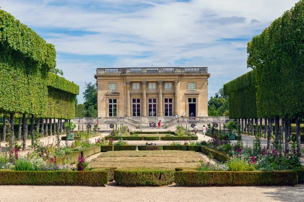Versay, Fransa - 02 Ağustos 2020: The Petit Trianon and the French Garden in the parc de Versay Palace.