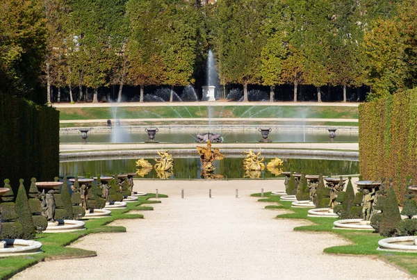 フランス ヴェルサイユ 2020年9月22日 背景にはネプチューン噴水とドラゴン噴水があるヴェルサイユ庭園のマルムゼッツウォーク またはウォーターウォーク — ストック写真