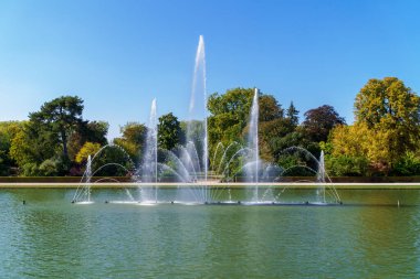 Versailles, Fransa - 22 Eylül 2020: The Mirror Fountain / Pool ve Versailles Bahçelerinde dans eden sular.