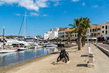 Mahon, İspanya - Eylül 05 2020: Mahon limanı, rıhtım ve paseo maritimo - Mahon, Menorca, Balearic adaları, İspanya