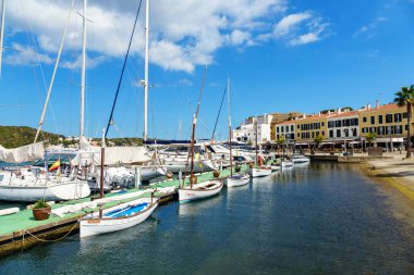 Mahon, İspanya - Eylül 05 2020: Mahon limanı, rıhtım ve paseo maritimo - Mahon, Menorca, Balearic adaları, İspanya