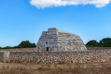 Etrafı duvarlarla çevrili Naveta des Tudons, Tarih Öncesi Mezar - Menorca, Balearic Adaları, İspanya