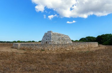 Etrafı duvarlarla çevrili Naveta des Tudons, Tarih Öncesi Mezar - Menorca, Balearic Adaları, İspanya