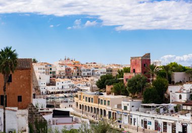 Mahon, İspanya - Eylül 05 2020: Ciutadella marina ve kentinin havadan görünüşü - Menorca, Balearic adaları, İspanya