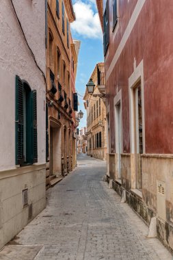 Ciutadella 'da eski evlerle dolu boş dar bir sokak - Ciutadella, Menorca, Balearic adaları, İspanya