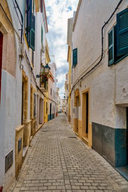 Ciutadella 'da eski evlerle dolu boş dar bir sokak - Ciutadella, Menorca, Balearic adaları, İspanya