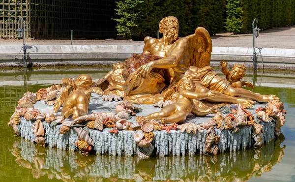 フランス ヴェルサイユ 2020年7月7日 有名なヴェルサイユ宮殿庭園の土星の泉 または冬の噴水 の閉鎖 — ストック写真