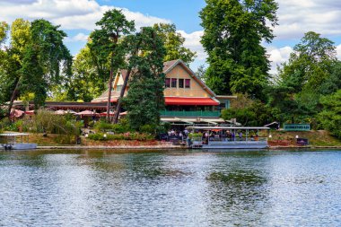 Paris, Fransa - 11 Temmuz 2020: Bois de Boulogne yakınlarındaki Chalet des Iles restoranı.