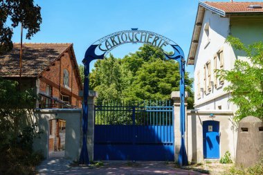 Paris, Fransa - 12 Temmuz 2020: Bois de Vincennes 'deki Cartoucherie' ye giriş kapısı