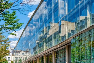 Paris, Fransa - 16 Ağustos 2020: Marche Saint-Honore Meydanı 'ndaki Cam Bina Cephesi. Bu bina 1977 'de Ricardo Bofill tarafından tasarlandı. BNP Paribas CIB 'nin evidir..