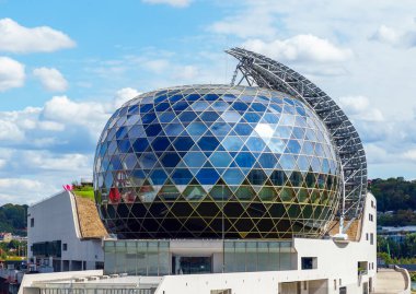 Boulogne-Billancourt, Fransa - 18 Ağustos 2020: La Seine Musicale (Müzik Şehri) müzik ve sahne sanatları merkezi. Paris 'in batısındaki Seine Nehri' nde bulunan Seguin Adası 'nda yer almaktadır..