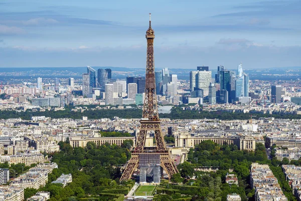 法国巴黎 2020年7月9日 埃菲尔铁塔的空中景观 背景是法国 Trocadero和La Defense商业区 — 图库照片